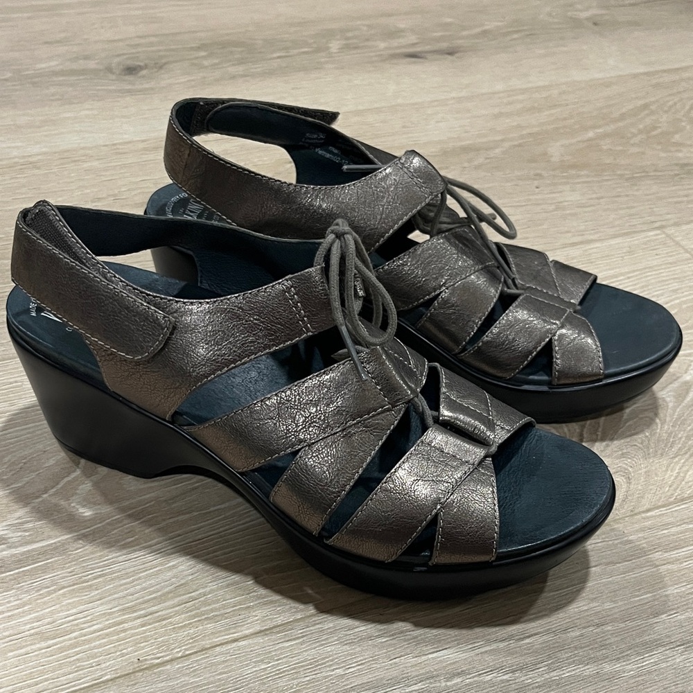 Dansko lace up low heel sandals EUC